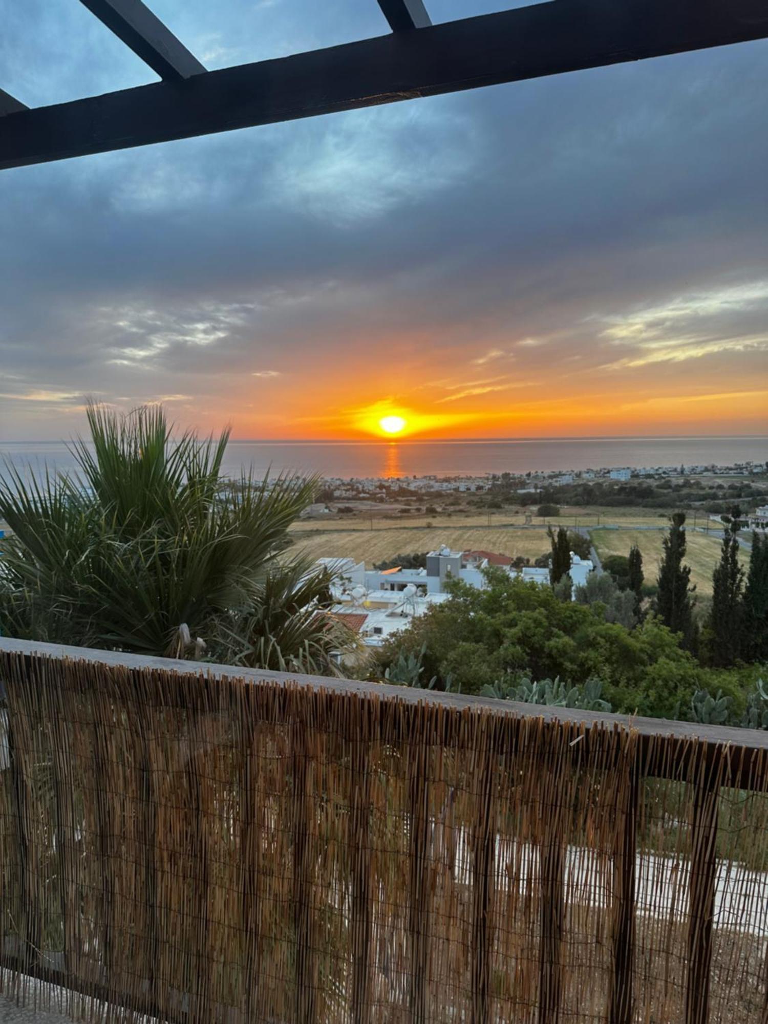 Two Bedroom Sea View Townhouse-villa Libellula Hébergement de vacances Klorakas